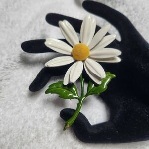 White‎ Enamel Daisy Flower Brooch Pin Green Stem Yellow Center mod pop art